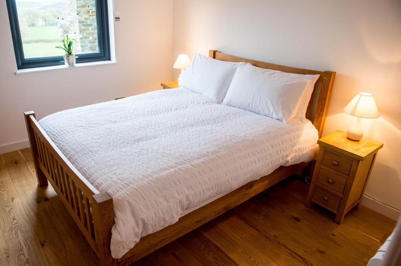 York Lodge- Spacious 3 Bed Bungalow With Wonderful Estuary Views Laugharne Bagian luar foto