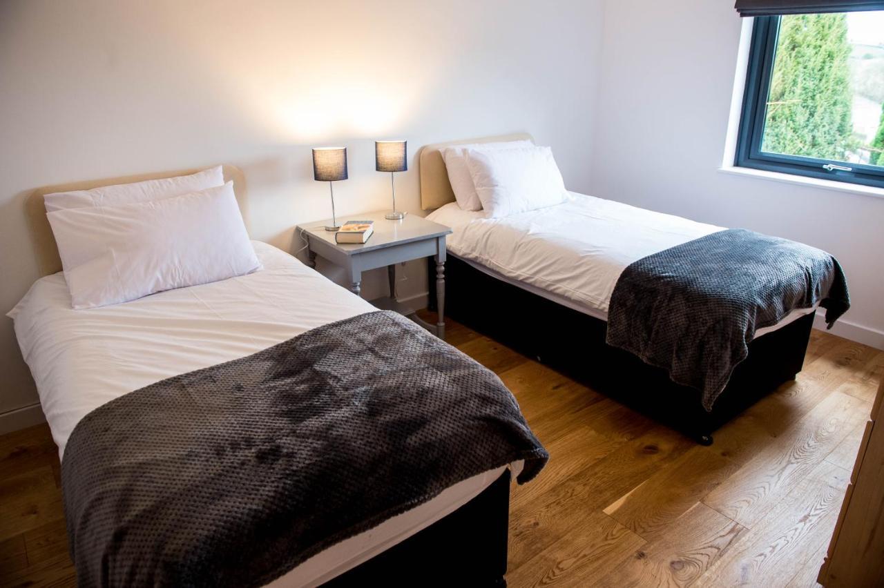 York Lodge- Spacious 3 Bed Bungalow With Wonderful Estuary Views Laugharne Bagian luar foto